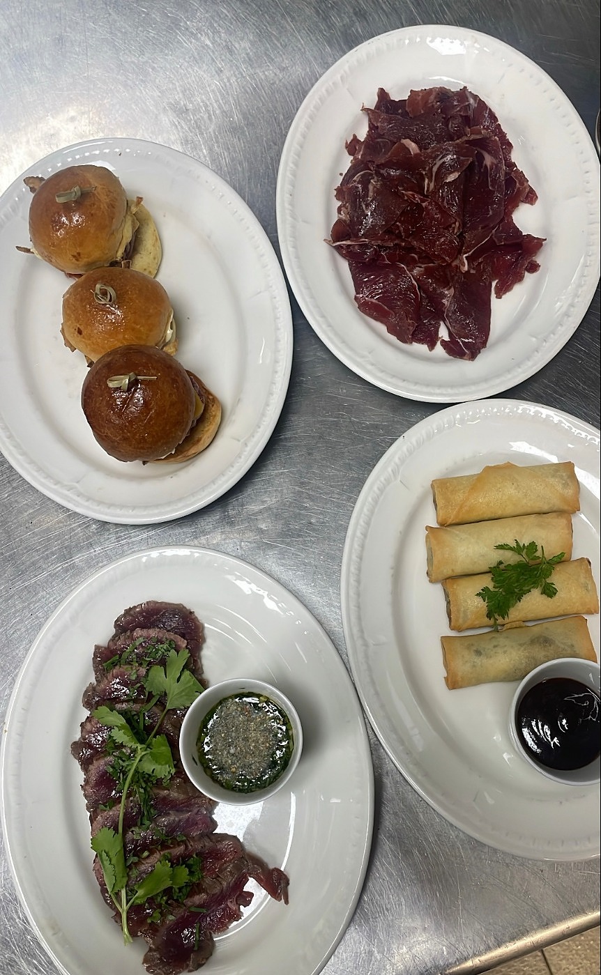 Assortiment de mises en bouche : sliders, carpaccio, nems et tataki de bœuf