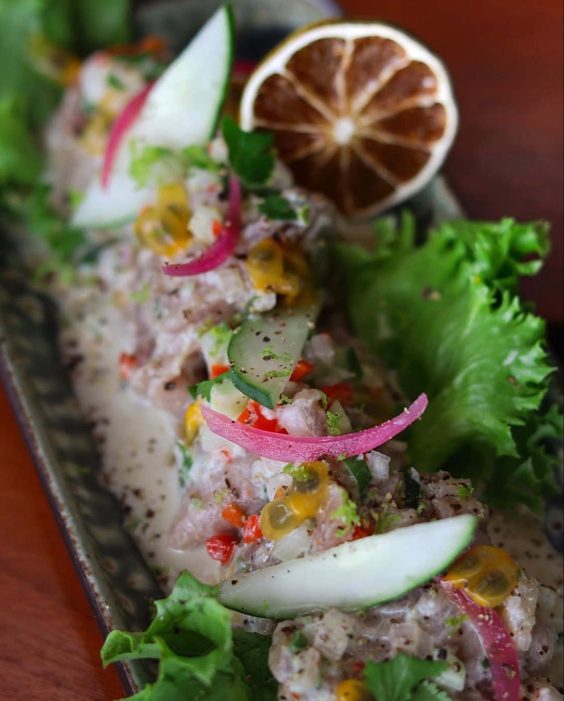 Ceviche de poisson, citron grillé, oignon rouge et légumes croquants