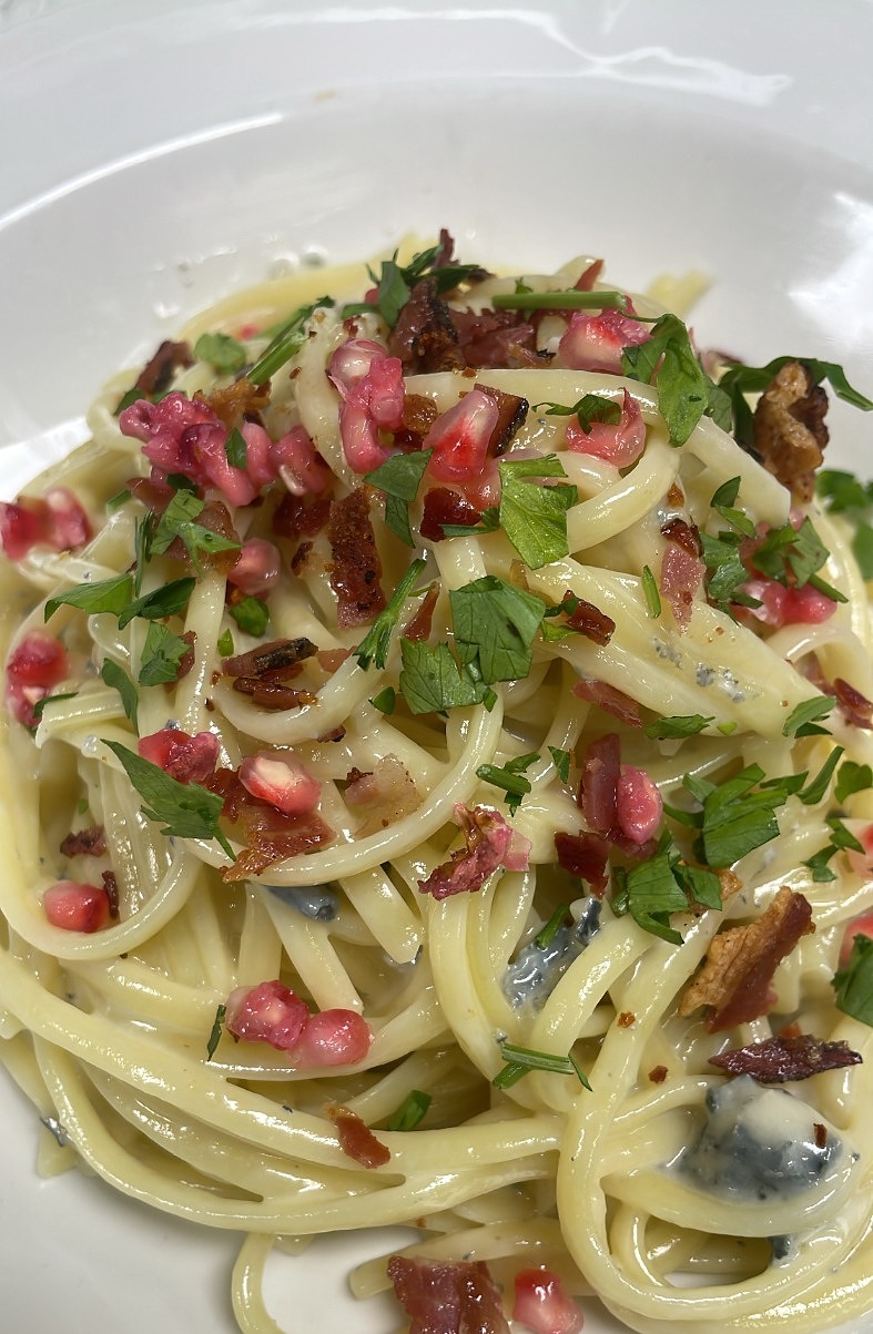 Spaghetti crémeux au gorgonzola, lardons et grains de grenade