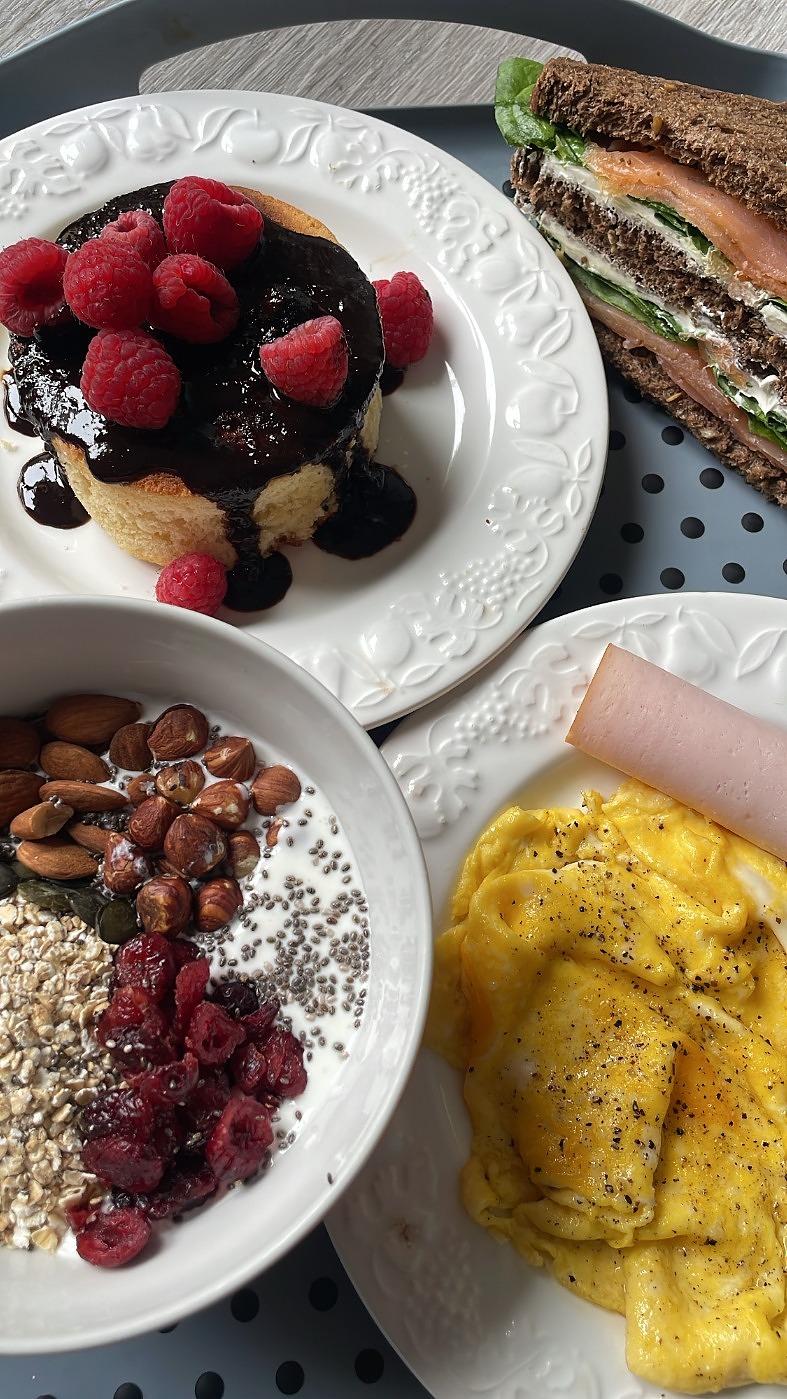 Brunch sain : pancake aux framboises, club sandwich, bowl granola et œufs brouillés