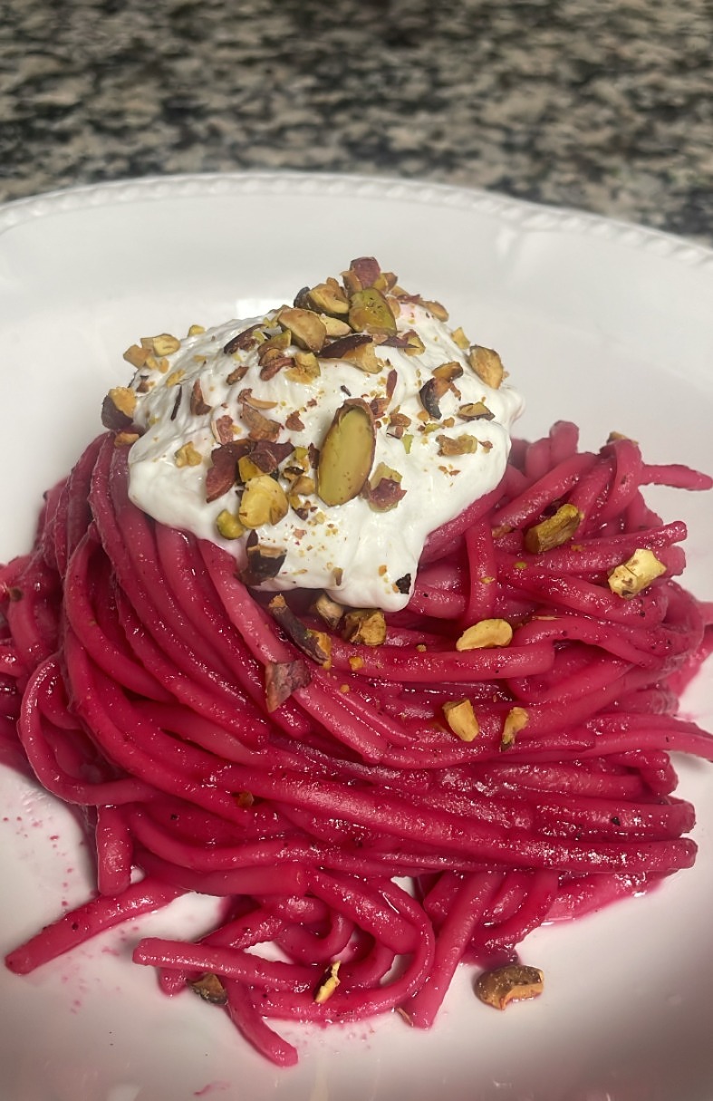 Pâtes à la betterave, burrata crémeuse et éclats de pistache
