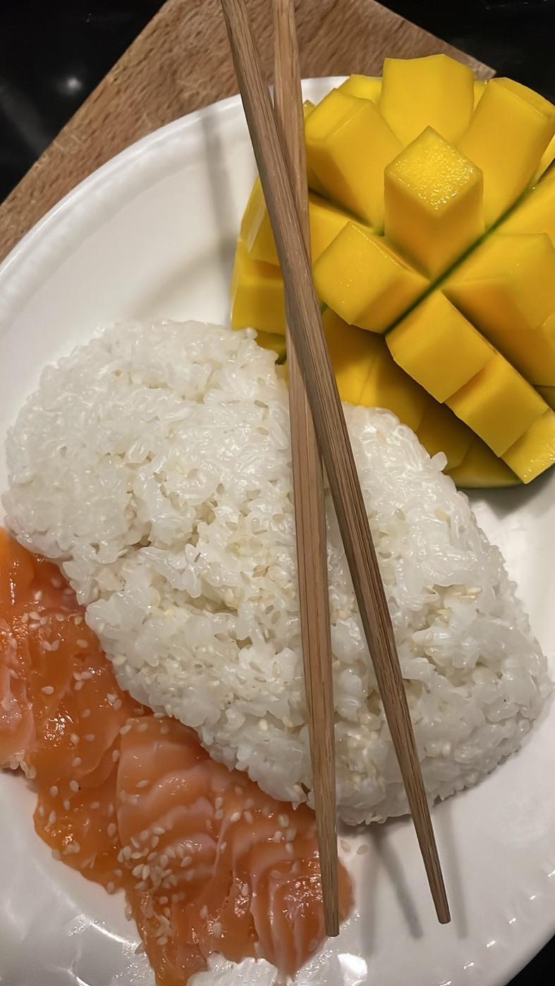 Saumon mariné au sésame, riz vinaigré et mangue fraîche