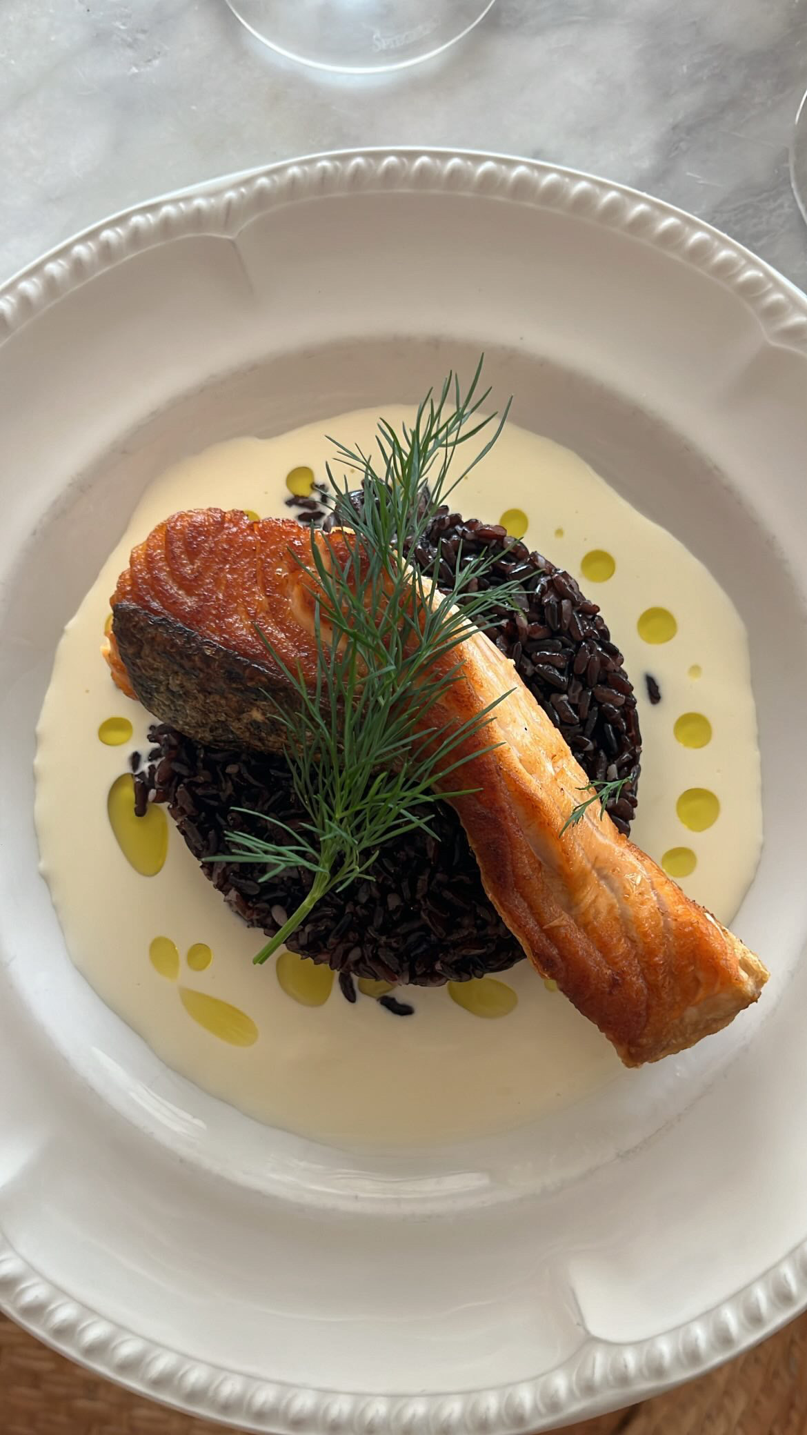 Pavé de saumon croustillant sur riz noir et beurre blanc, pointe d'aneth